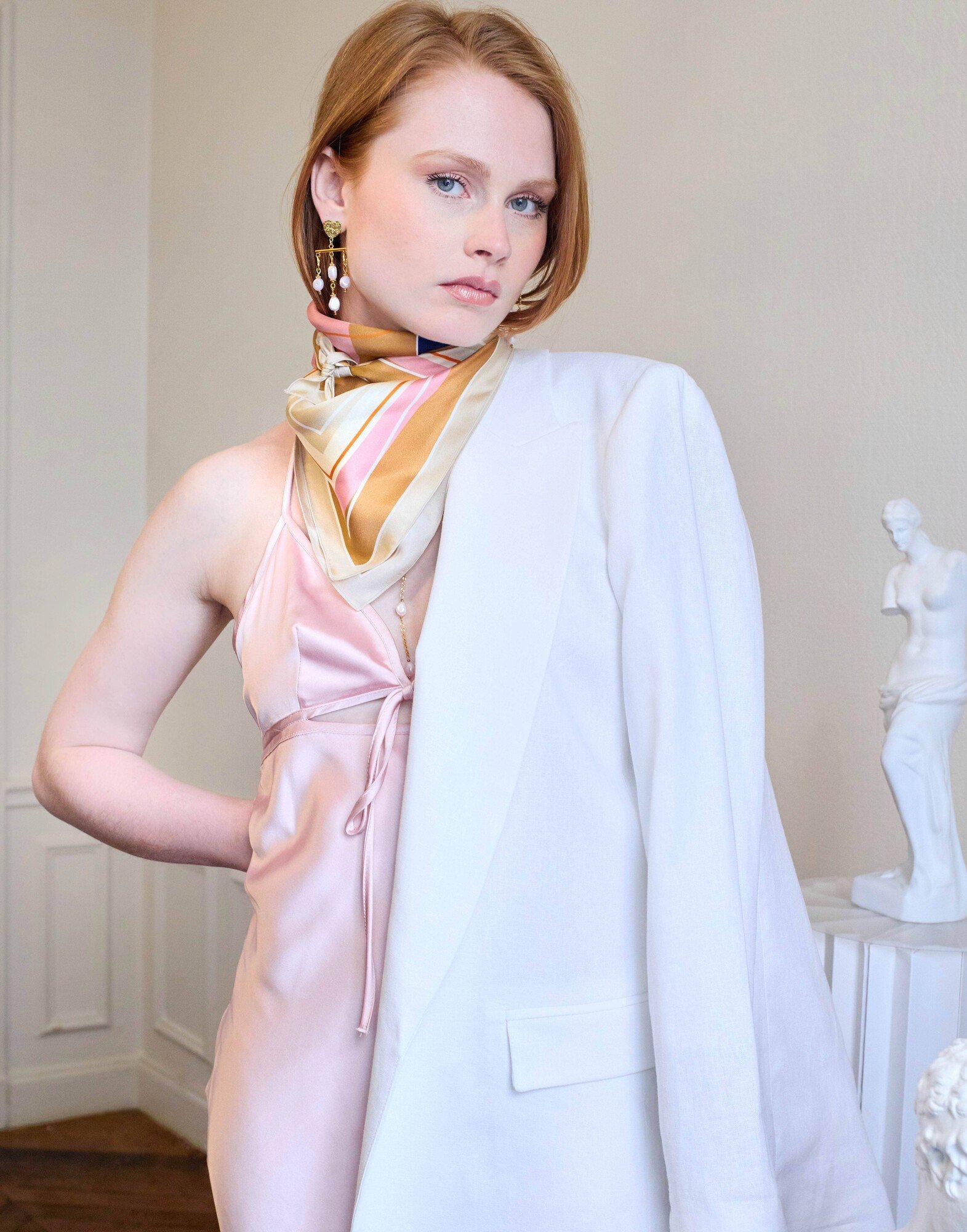 Carré de soie 69cm, twill de soie imprimé bouche MUSE - Beige rose bleu marine| Gloria Balensi