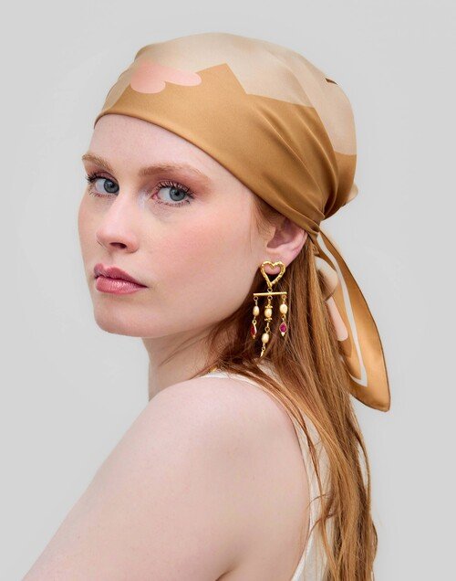 Foulard carré en twill de soie - imprimé LE BISOU Beige 69cm| Gloria Balensi foulards