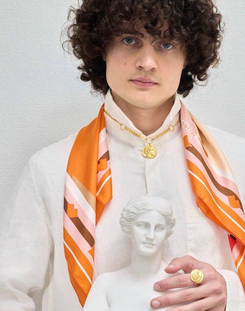 Foulard carré en twill de soie - imprimé LE BISOU orange 69cm| Gloria Balensi foulards