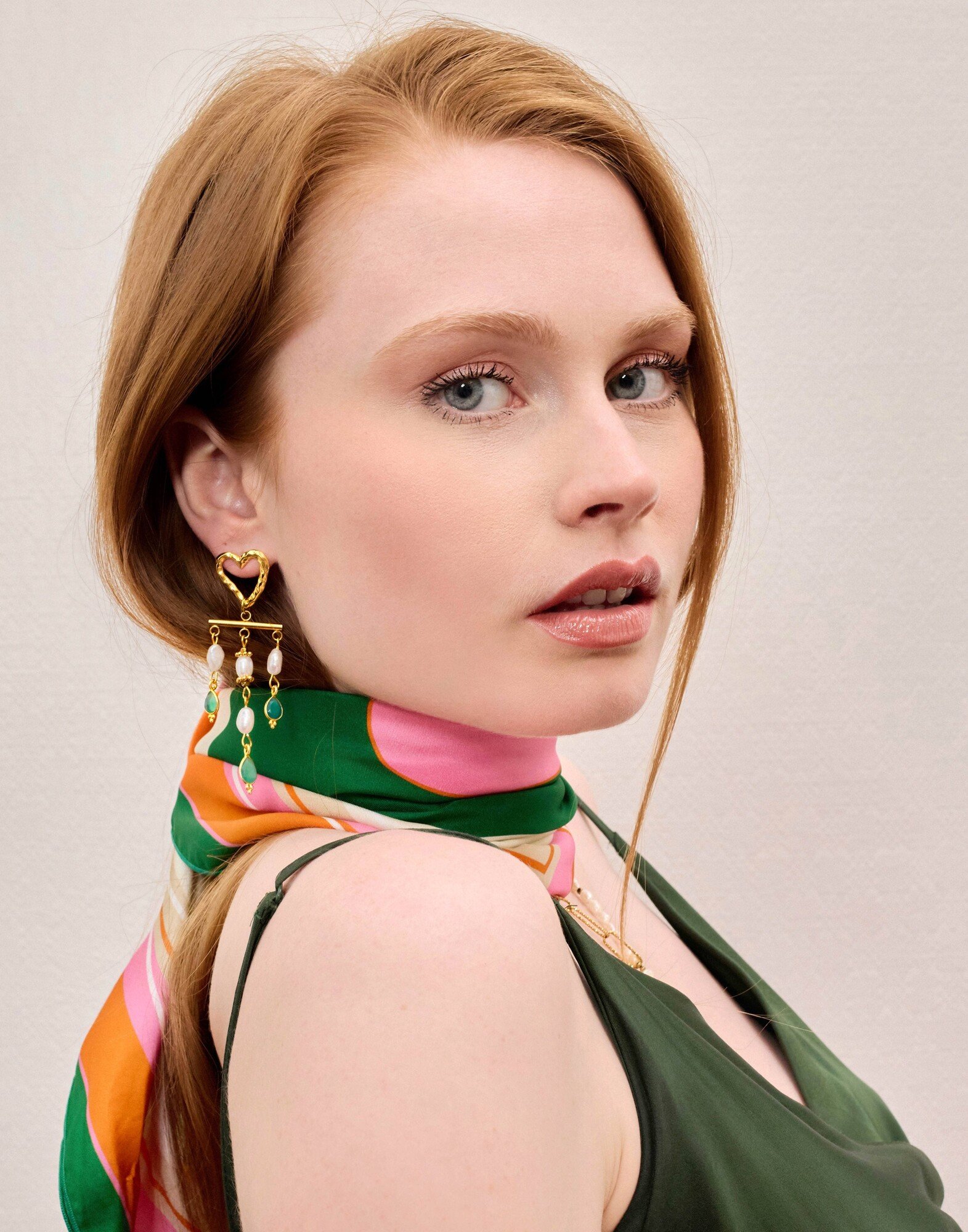 Carré de soie 69cm, twill de soie imprimé bouche MUSE - Vert rose orange| Gloria Balensi foulards