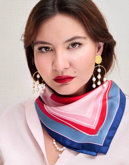 Carré de soie 69cm, twill de soie imprimé bouche MUSE - Bleu marine rouge rose| Gloria Balensi Foulards