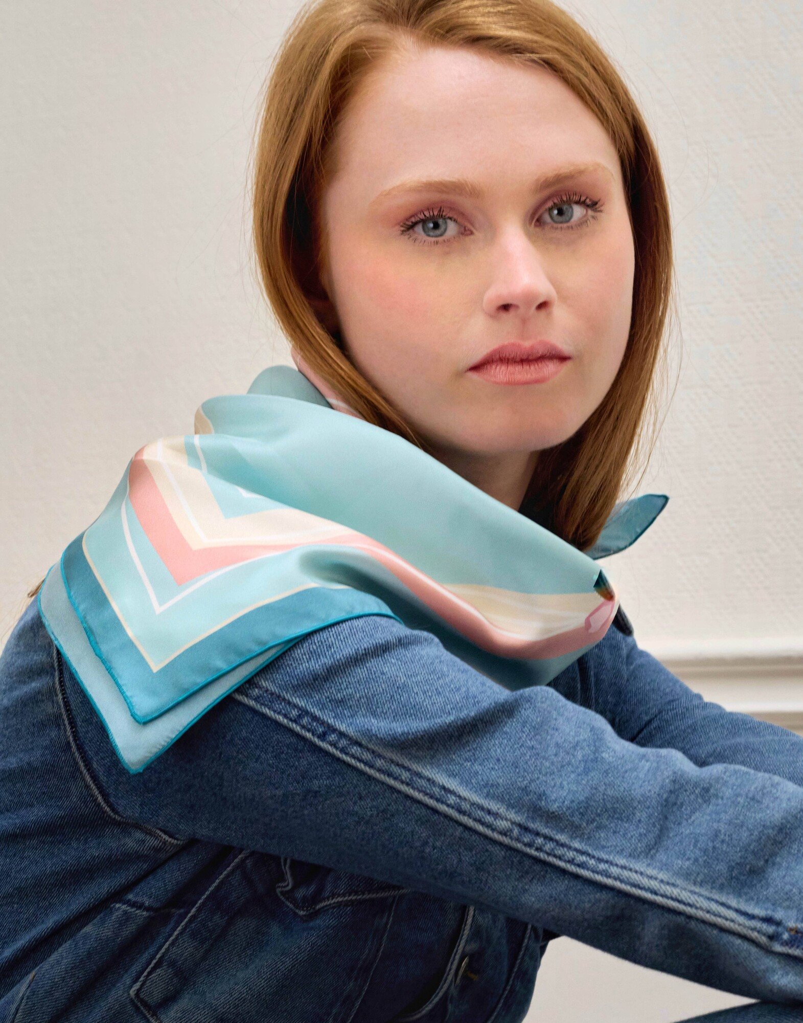 Carré de soie 69cm, twill de soie imprimé bouche MUSE - Bleu pétrole beige rose | Gloria Balensi Foulards