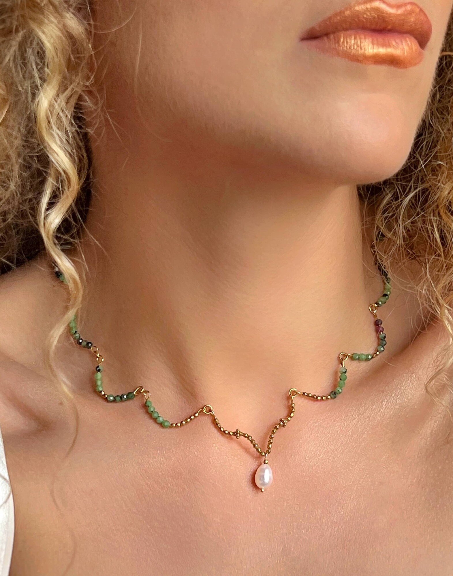 Collier ras du cou en rubis zoïsite, perle et acier inoxydable - DIVINE | Gloria Balensi Paris bijoux