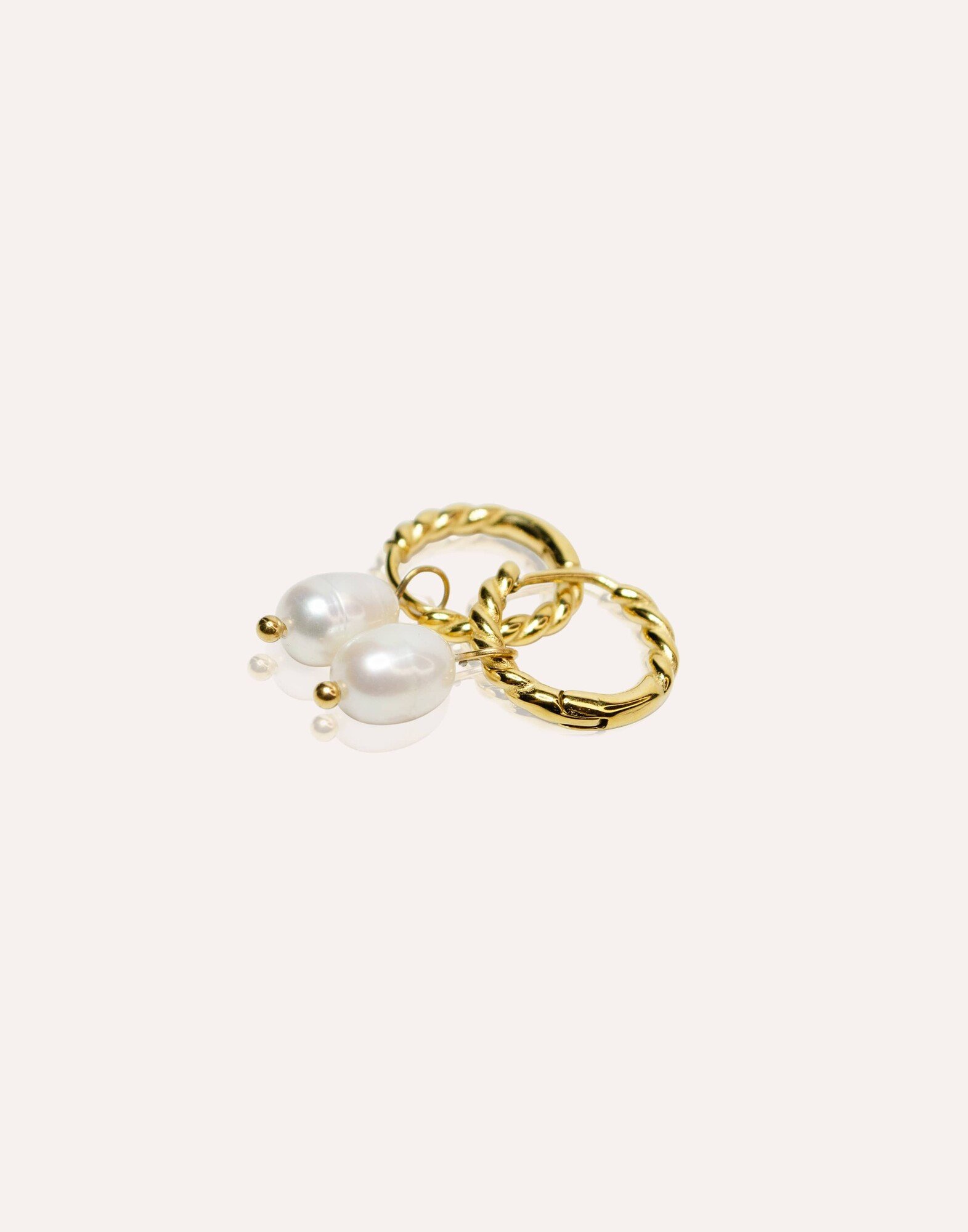Boucles d’Oreilles Créoles torsadées avec Perles de Culture - VESTA –Style et Artisanat Parisien|Gloria Balensi