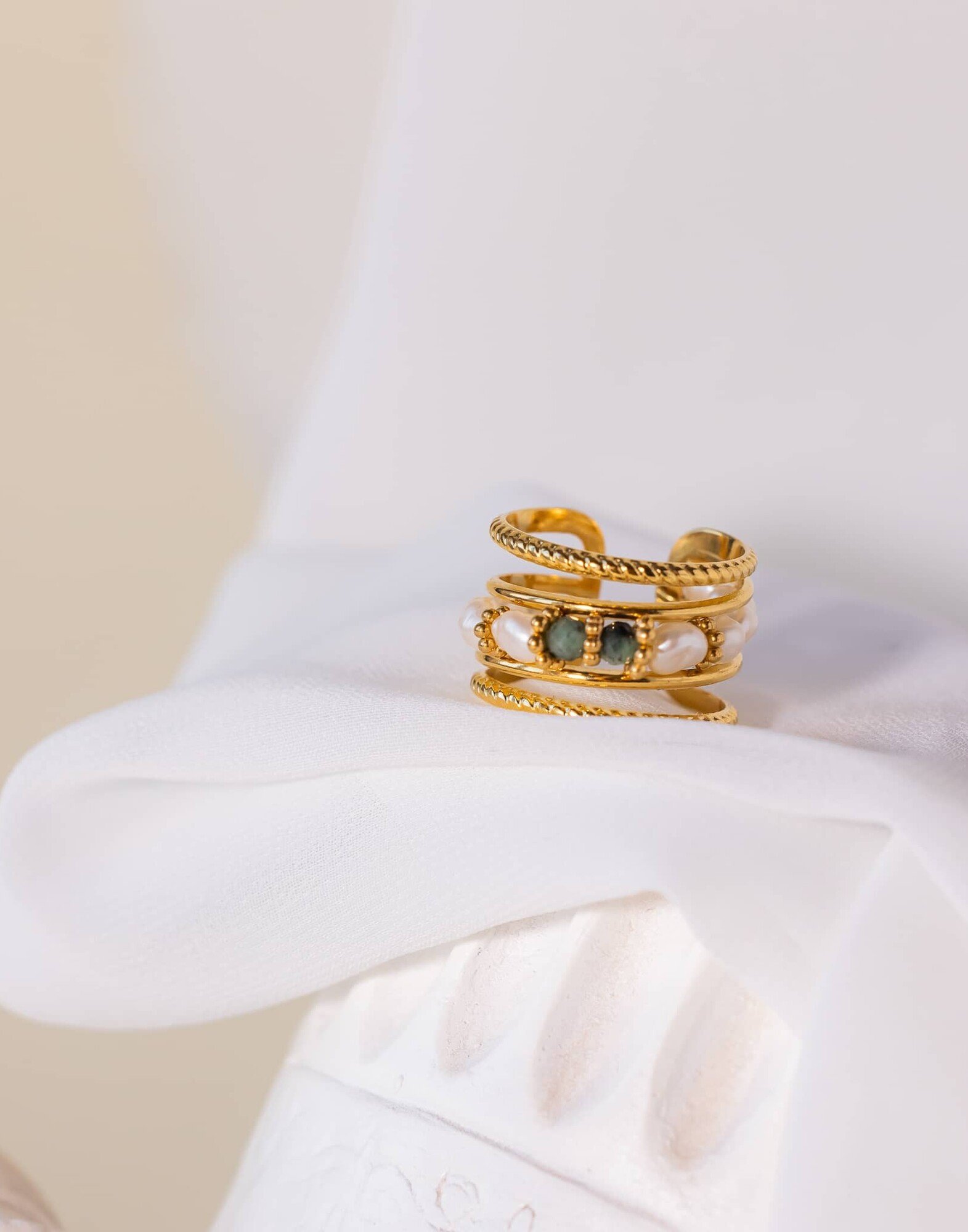 Bague ajustable en acier inoxydable avec perles de culture et émeraudes - NAE | Gloria Balensi Paris bijoux