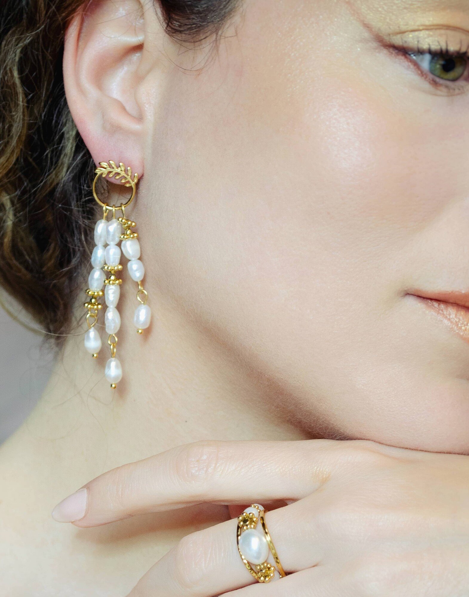 Boucles d'oreilles dorées pendantes antique laurier et Perles - HÉLIA|Gloria Balensi