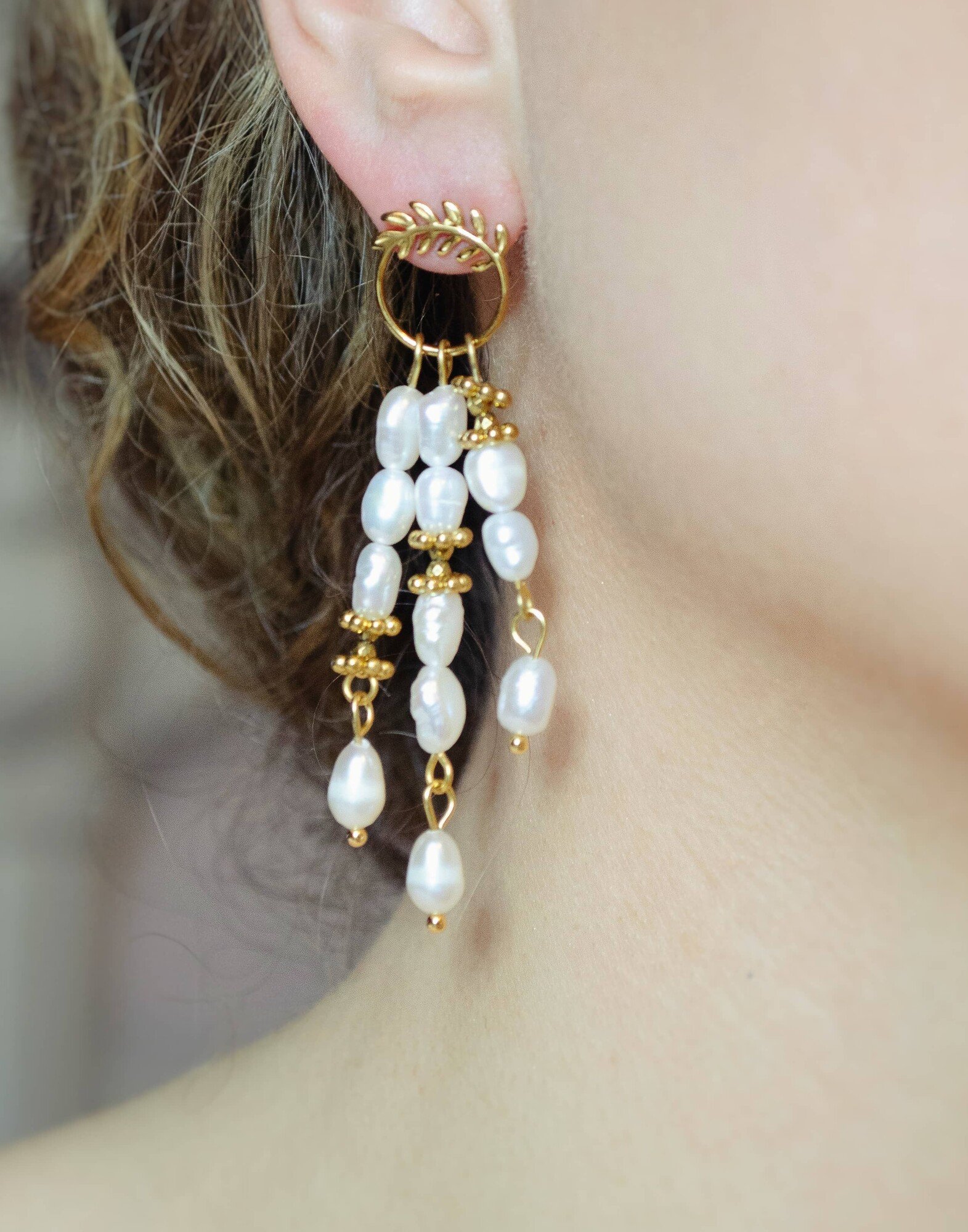 Boucles d'oreilles dorées pendantes antique laurier et Perles - HÉLIA|Gloria Balensi