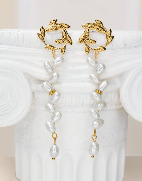 Boucles d’oreilles dorées pendantes avec perles et motif laurier antique – DAPHNE|Gloria Balensi