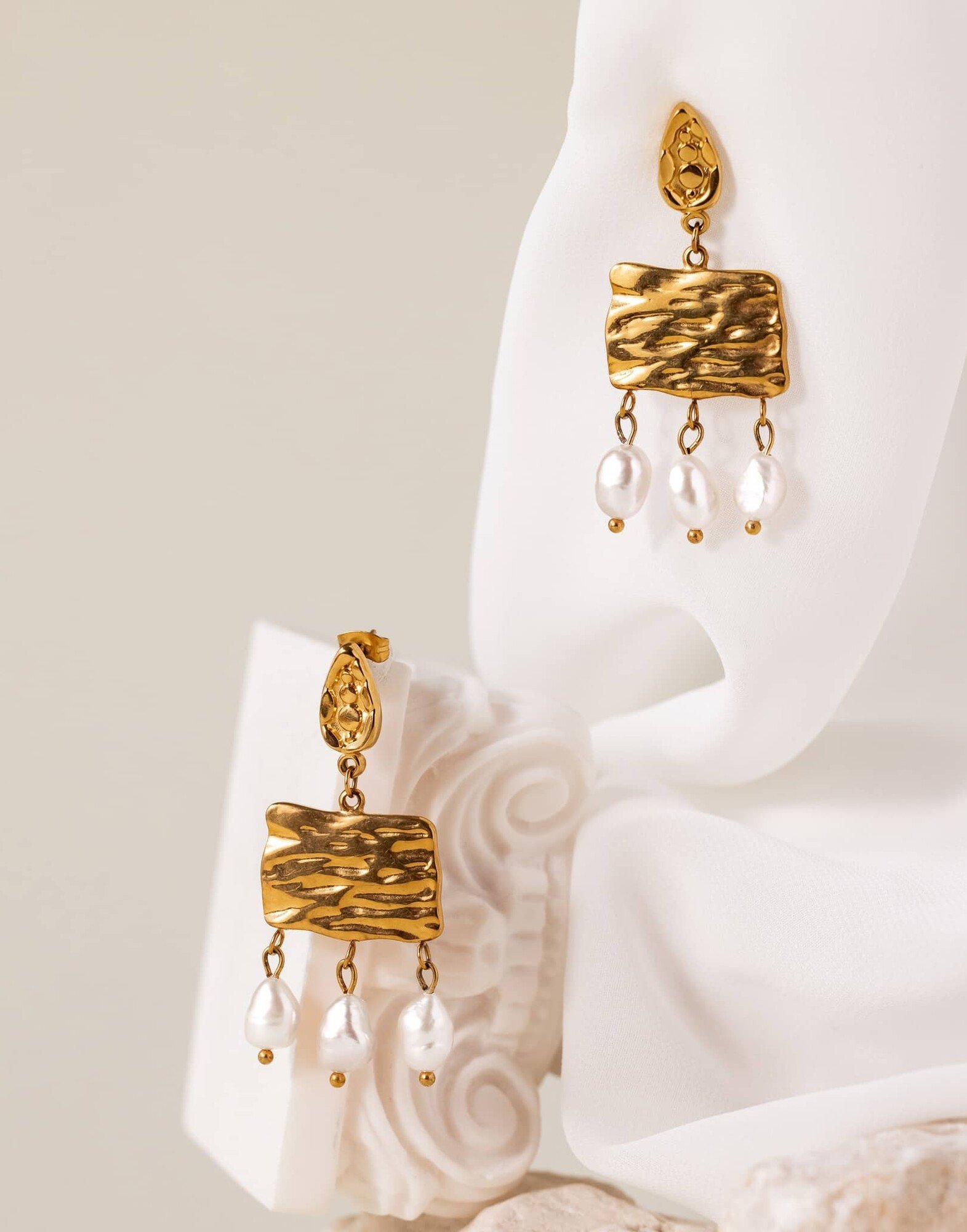 Cultured pearl dangling earrings - NÉA | Gloria Balensi Paris jewelry