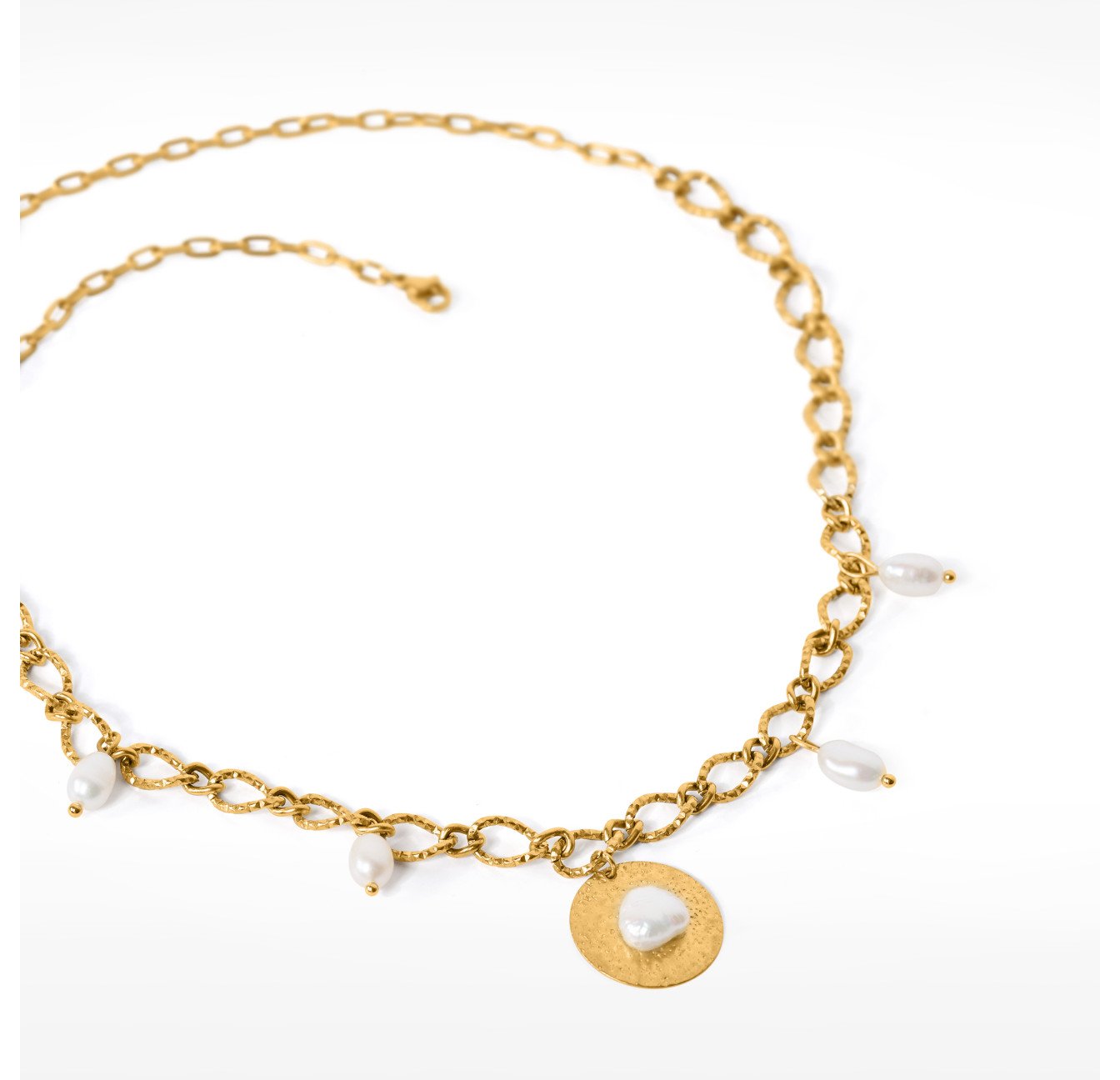 Collier charm acier inoxydable doré médaillon martelé perles baroques d'eau douce - NEMEA
