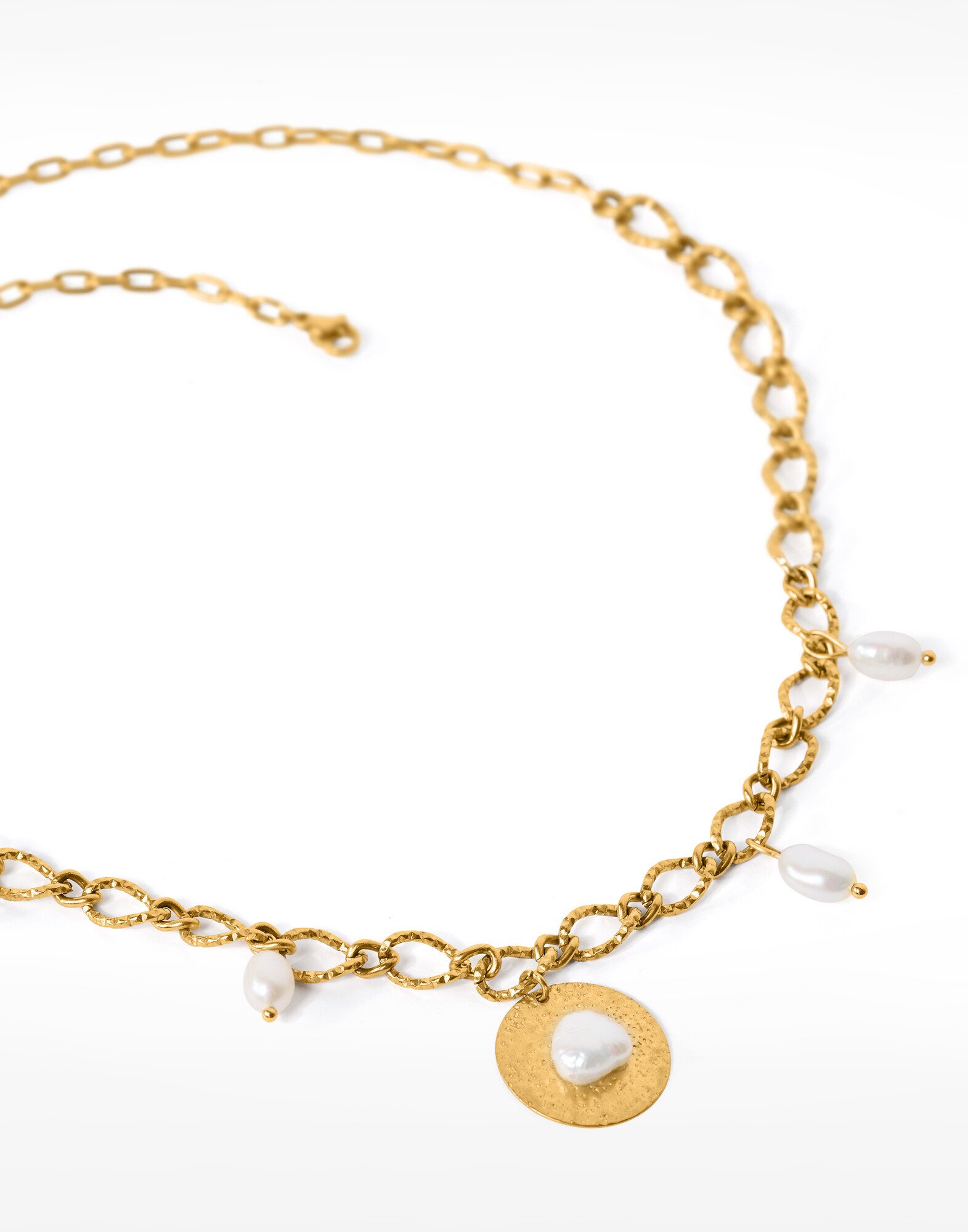 Collier charm acier inoxydable doré médaillon martelé perles baroques d'eau douce - NEMEA