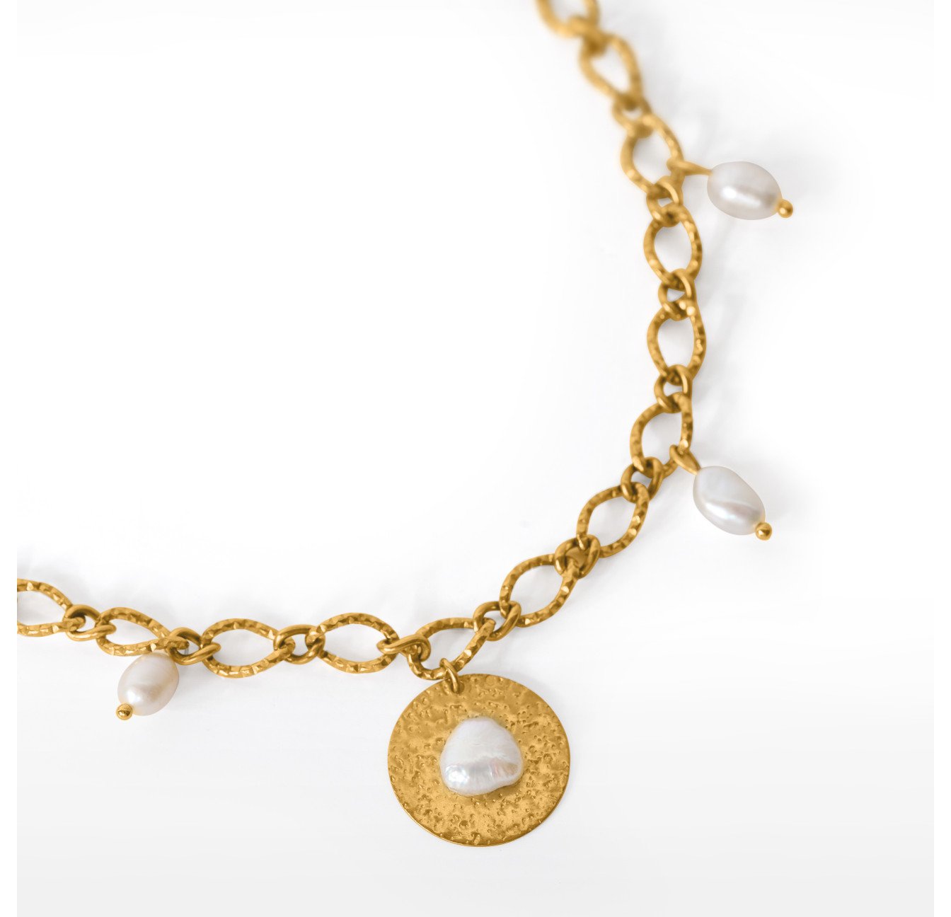 Collier charm acier inoxydable doré médaillon martelé perles baroques d'eau douce - NEMEA