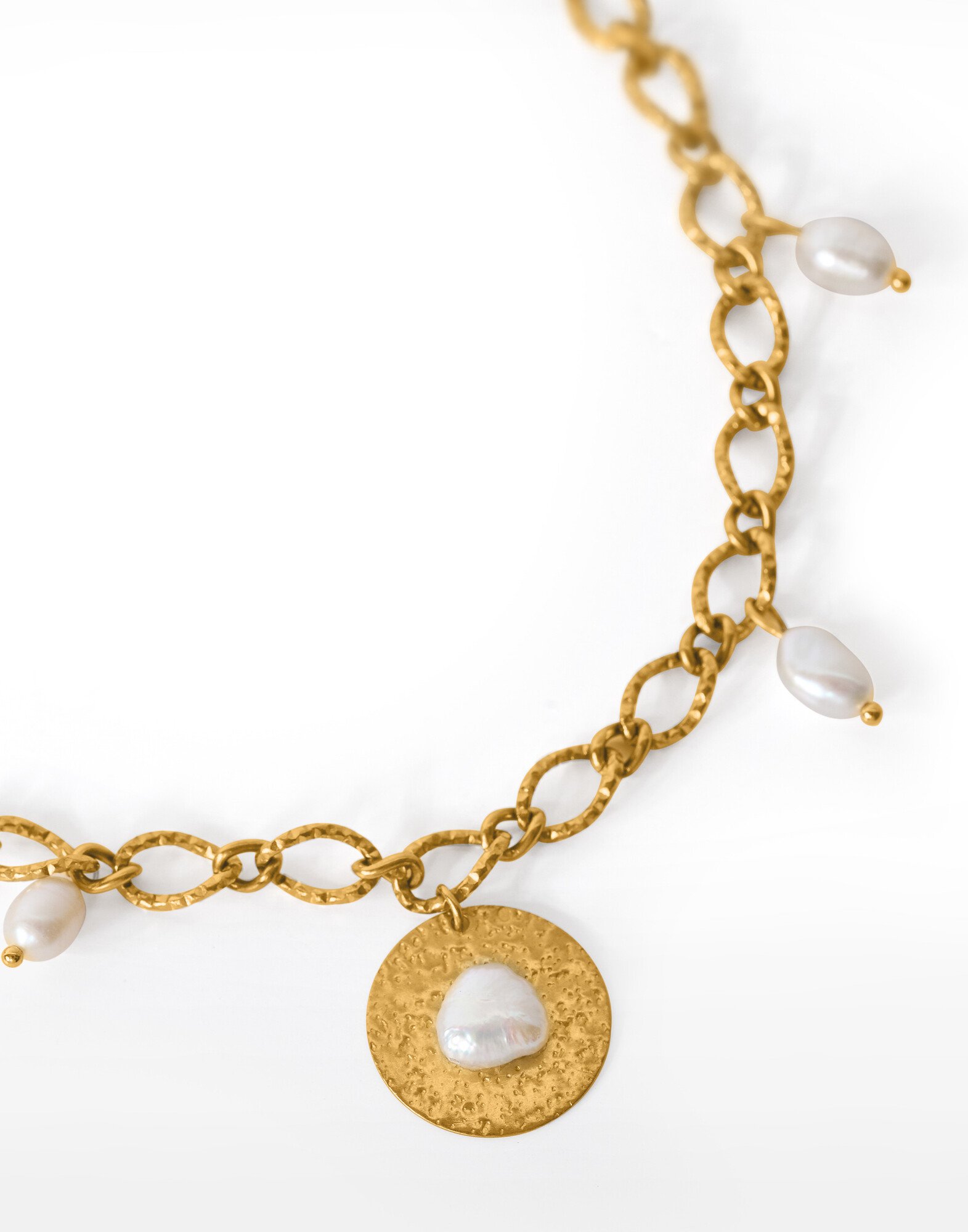 Charm Necklace gold-Plated Stainless Steel with Hammered Medallion and Baroque Freshwater Pearls - NEMEA | Gloria Balensi