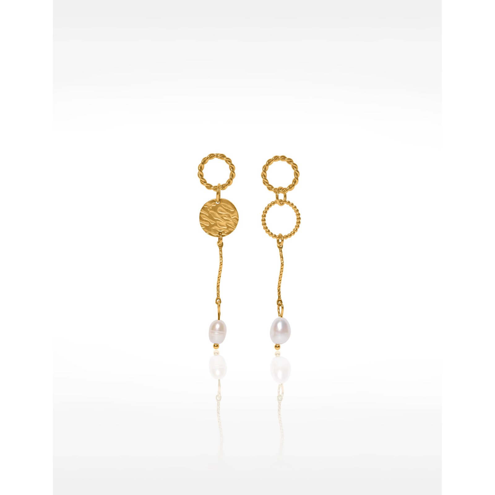 Asymmetrical gold earrings with hammered medallion, cultured pearls and twisted rings - ALYA | Gloria Balensi