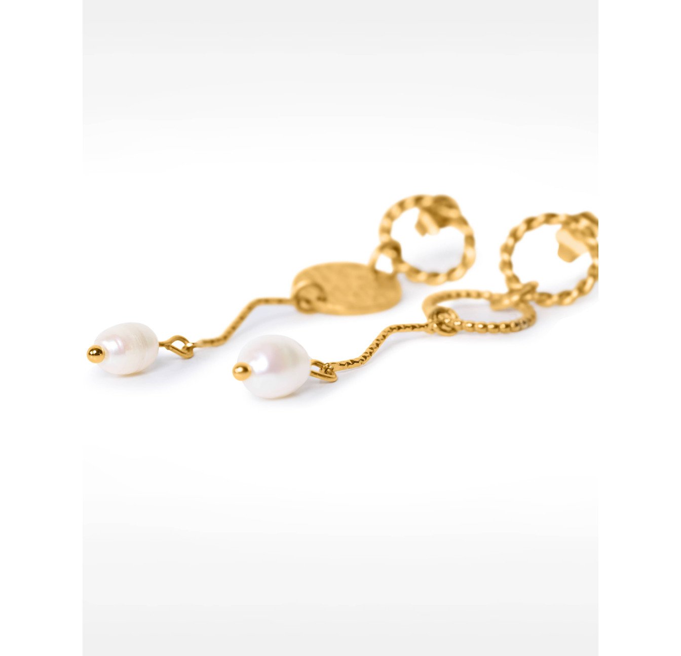 Asymmetrical gold earrings with hammered medallion, cultured pearls and twisted rings - ALYA | Gloria Balensi