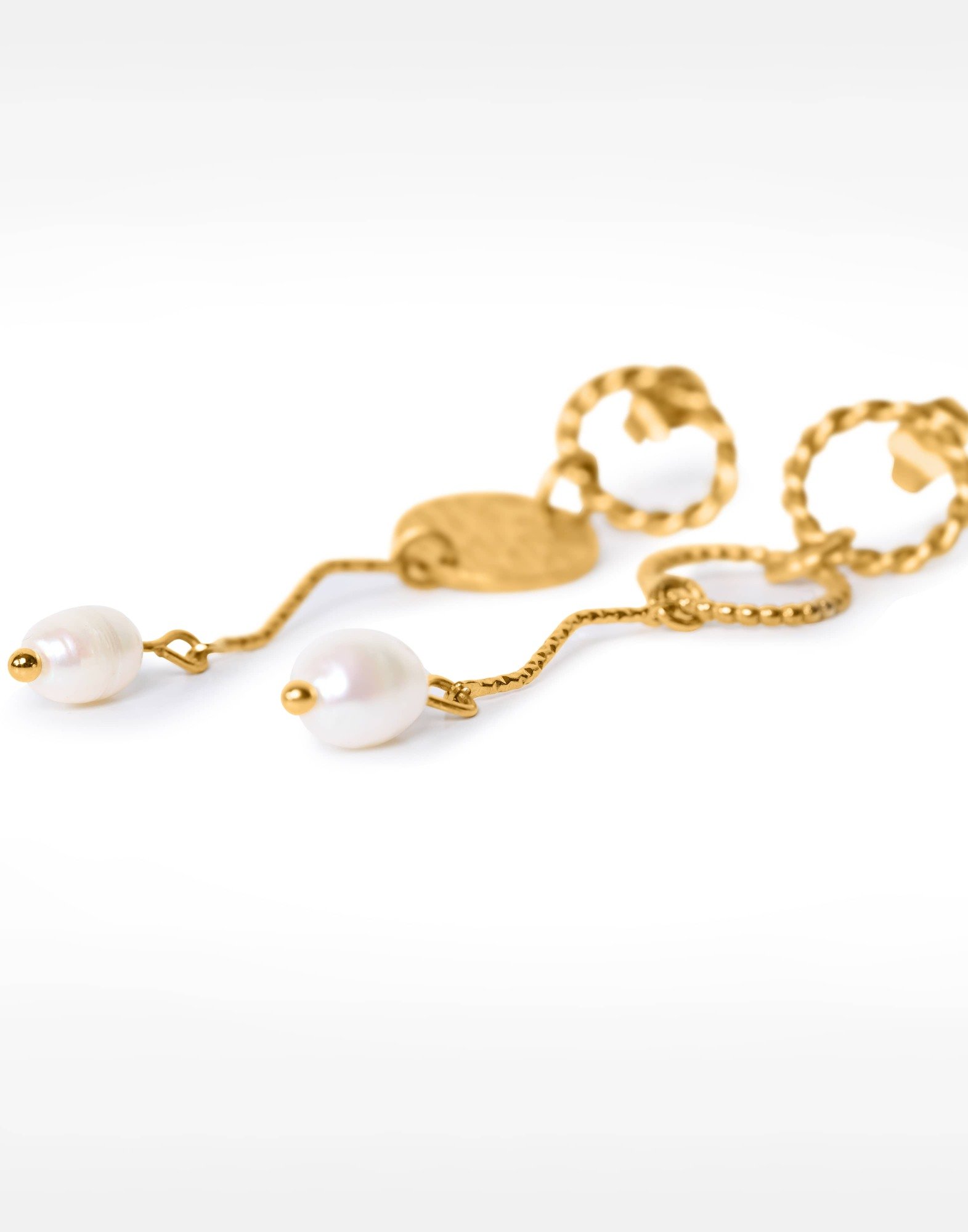 Asymmetrical gold earrings with hammered medallion, cultured pearls and twisted rings - ALYA | Gloria Balensi