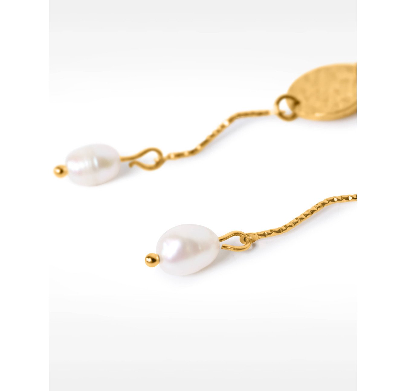 Asymmetrical gold earrings with hammered medallion, cultured pearls and twisted rings - ALYA | Gloria Balensi