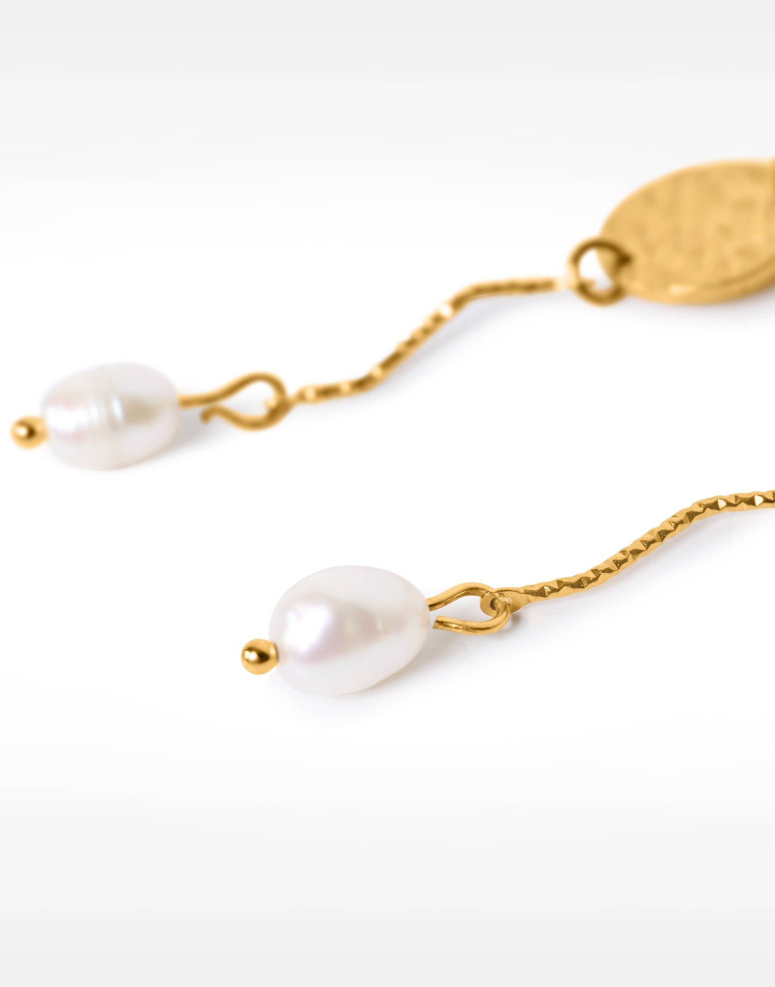 Asymmetrical gold earrings with hammered medallion, cultured pearls and twisted rings - ALYA | Gloria Balensi
