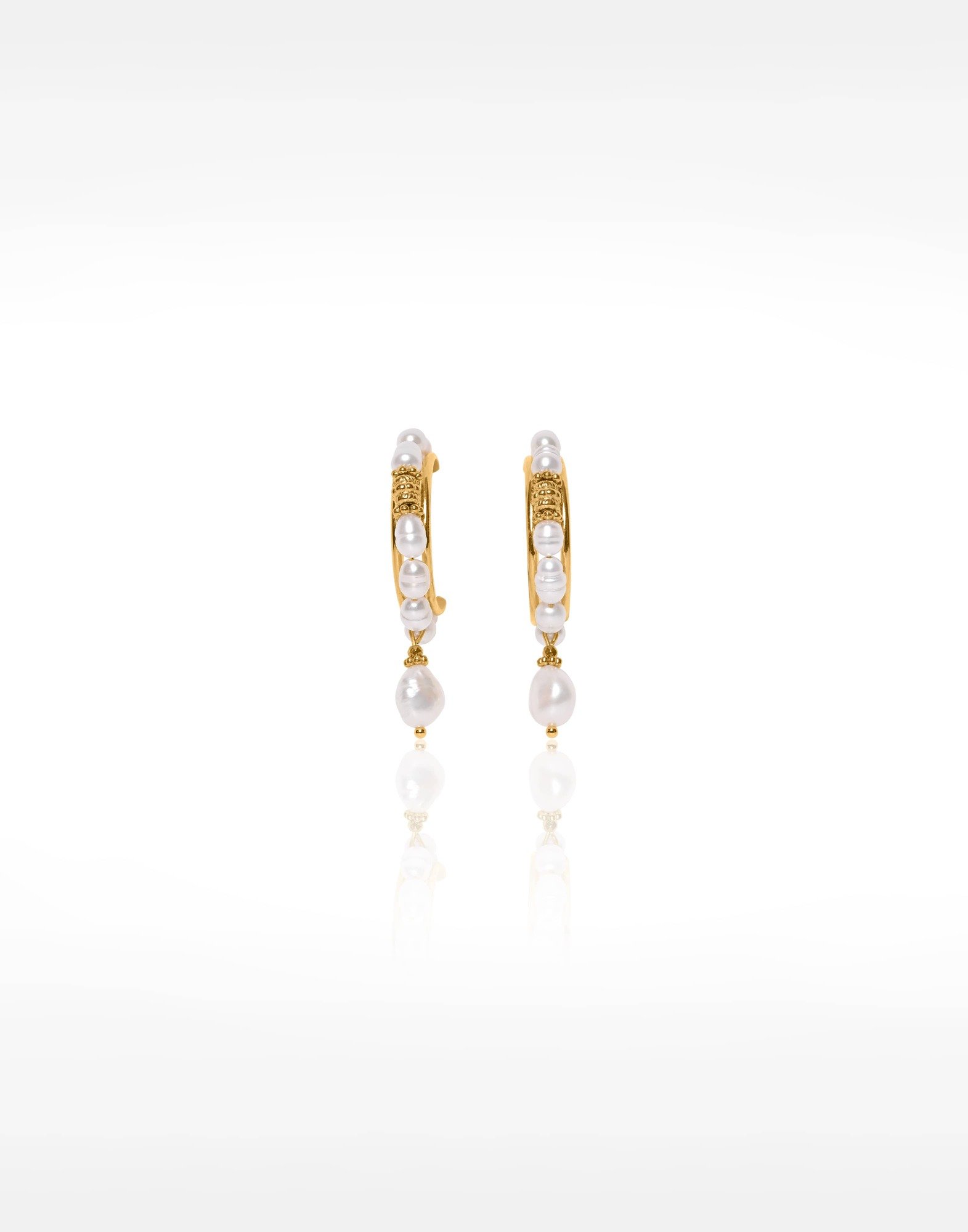 Gold-plated stainless steel hoop earrings with woven baroque pearls - SELENE| Gloria Balensi