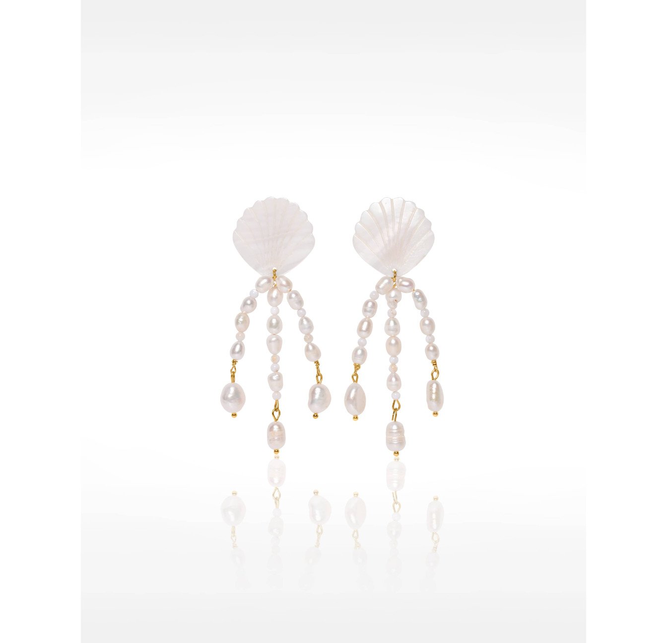 Boucles d'oreilles pendantes coquillages nacrés à triple cascade de perles blanches - VENUS| Gloria Balensi Paris