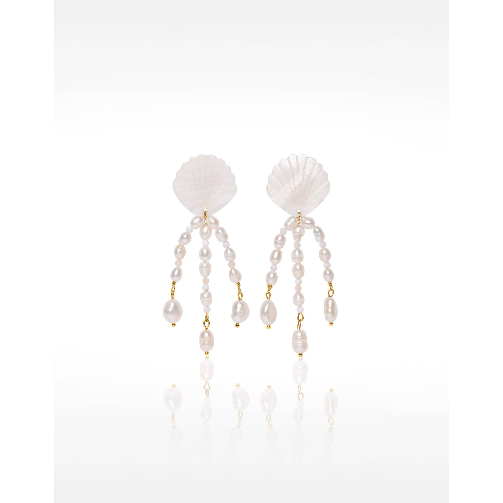 Boucles d'oreilles pendantes coquillages nacrés à triple cascade de perles blanches - VENUS| Gloria Balensi Paris