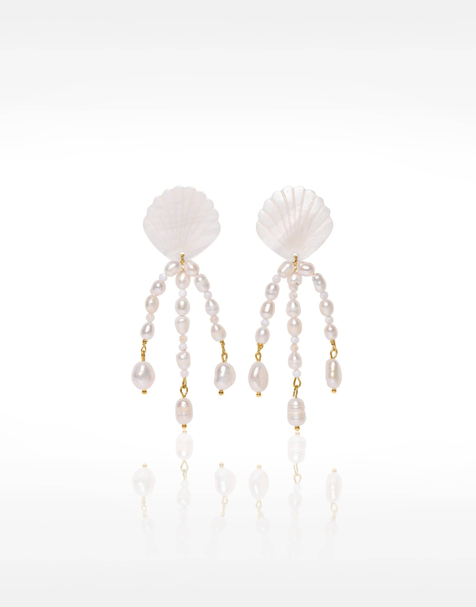 Boucles d'oreilles pendantes coquillages nacrés à triple cascade de perles blanches - VENUS| Gloria Balensi Paris