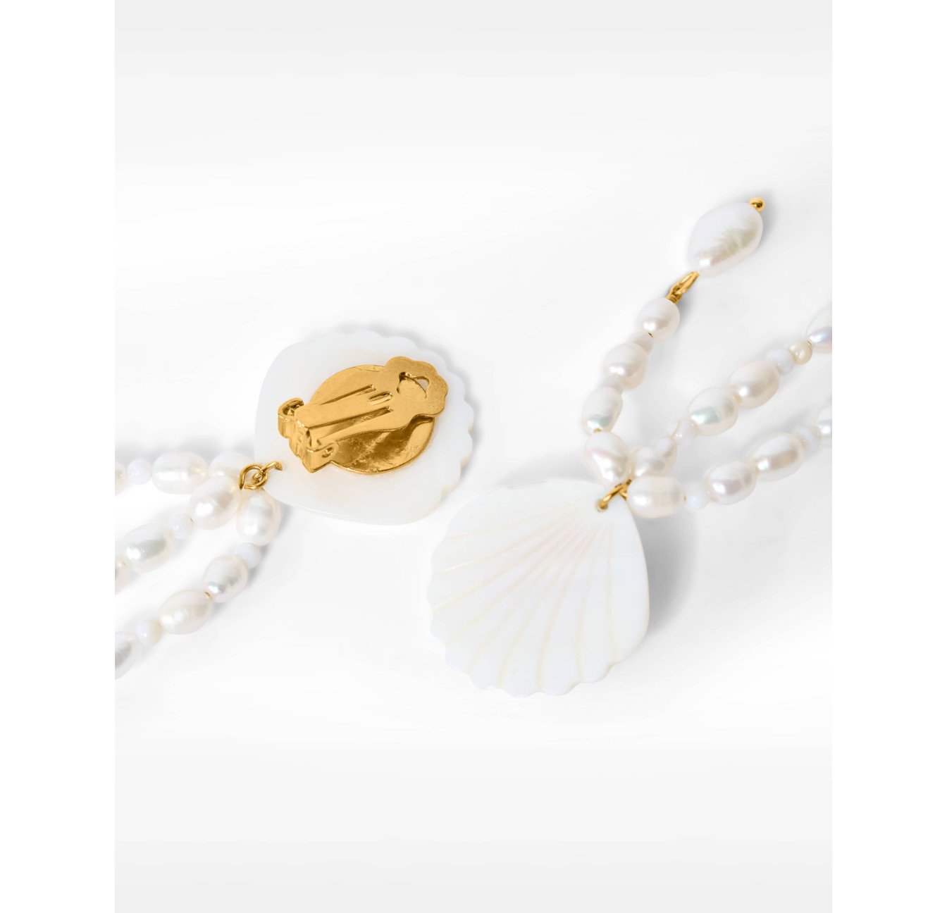 Boucles d'oreilles pendantes coquillages nacrés à triple cascade de perles blanches - VENUS| Gloria Balensi Paris