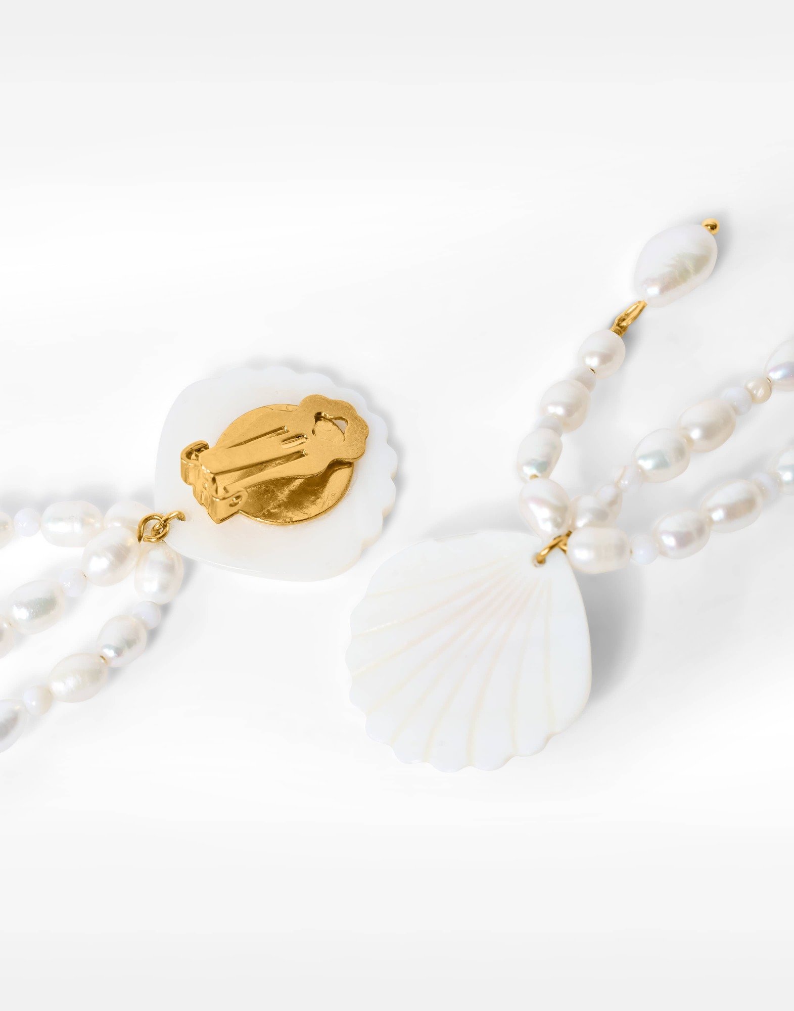 Boucles d'oreilles pendantes coquillages nacrés à triple cascade de perles blanches - VENUS| Gloria Balensi Paris