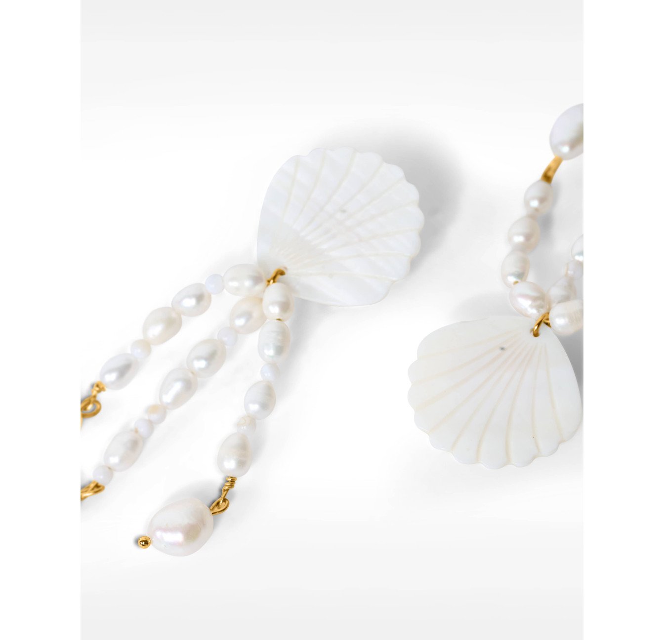 Boucles d'oreilles pendantes coquillages nacrés à triple cascade de perles blanches - VENUS| Gloria Balensi Paris