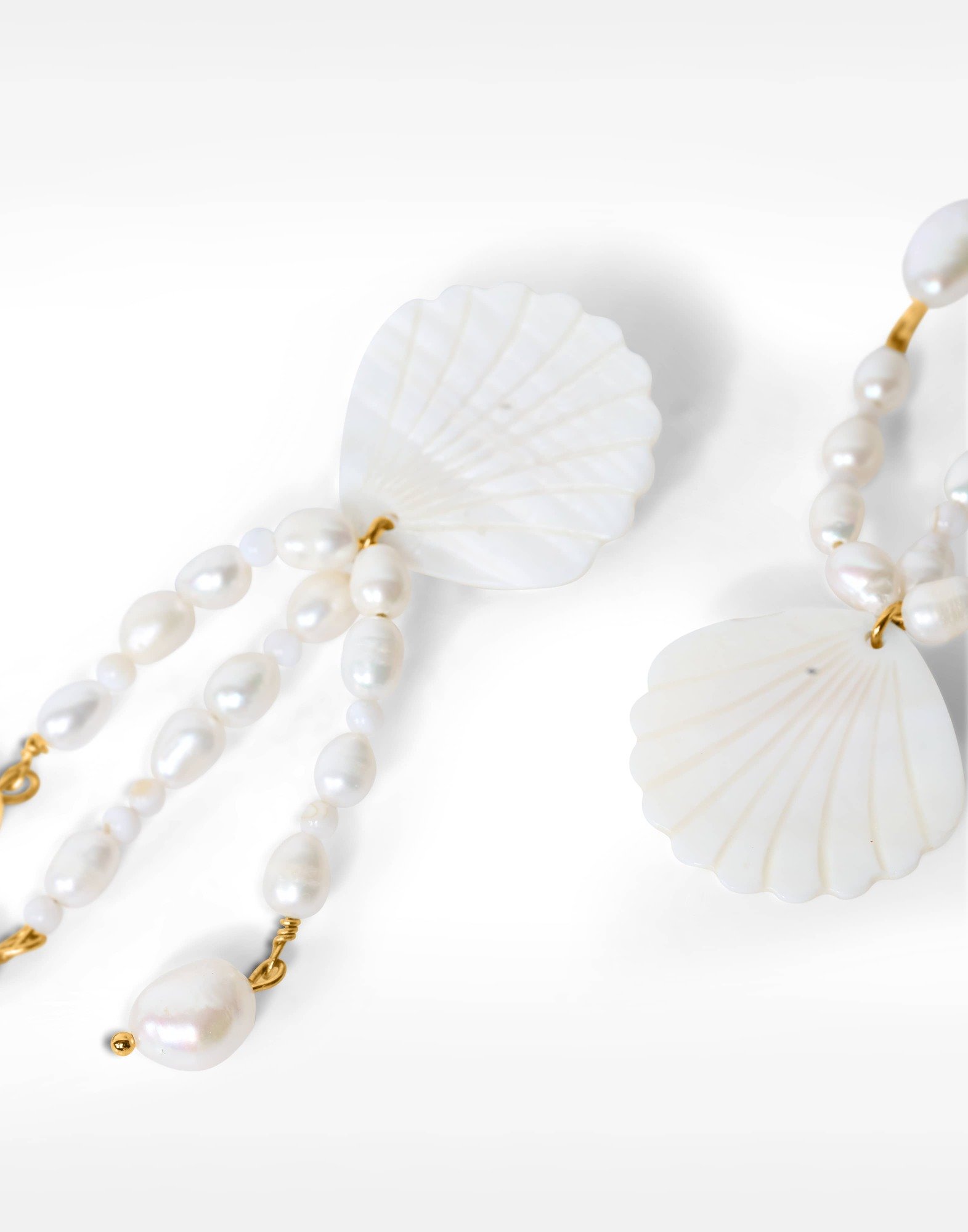 Boucles d'oreilles pendantes coquillages nacrés à triple cascade de perles blanches - VENUS| Gloria Balensi Paris
