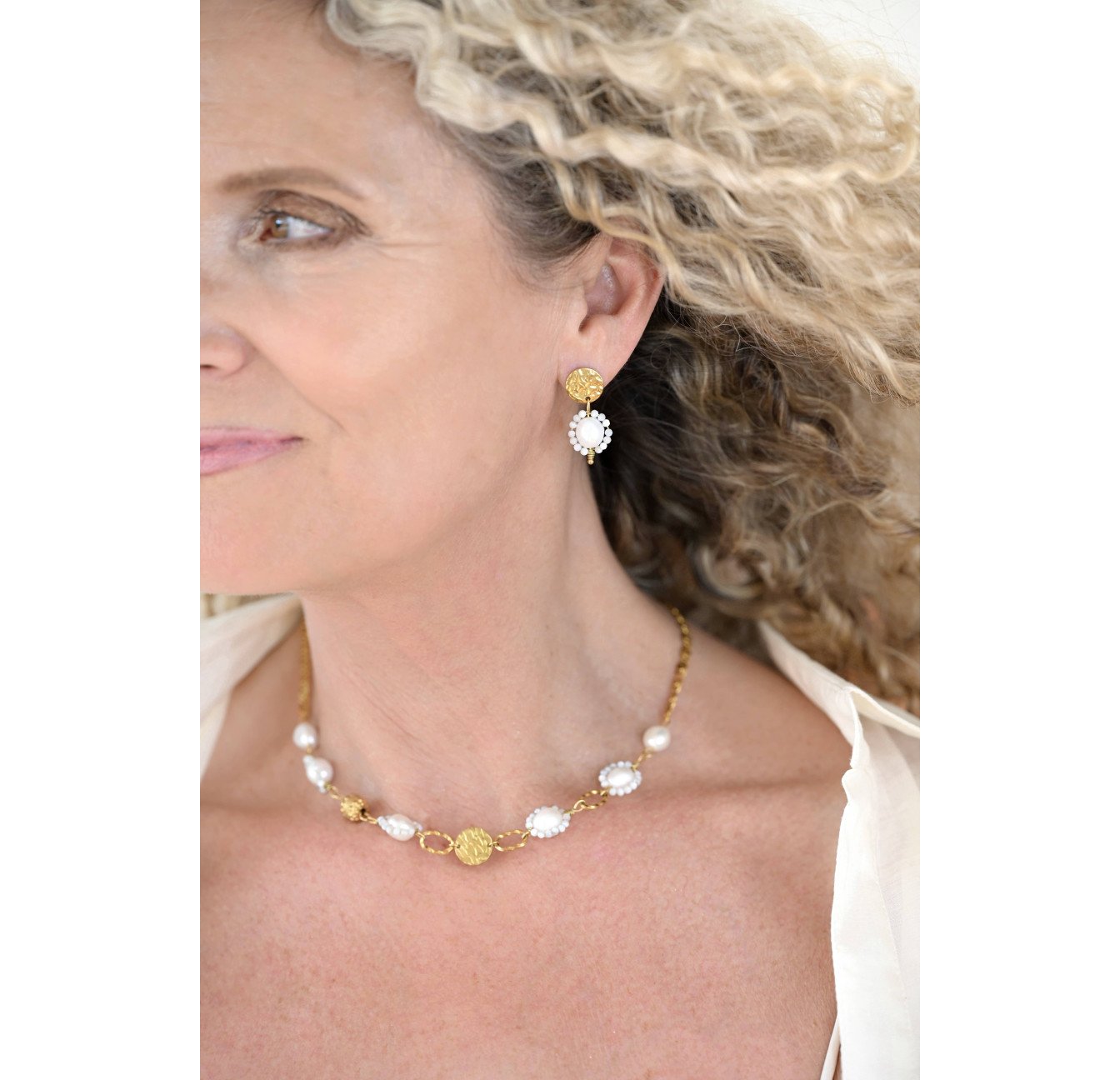 Collier à perles baroques et perles de nacre acier inoxydable doré maille escargot - GALATEA | Gloria Balensi Paris bijoux