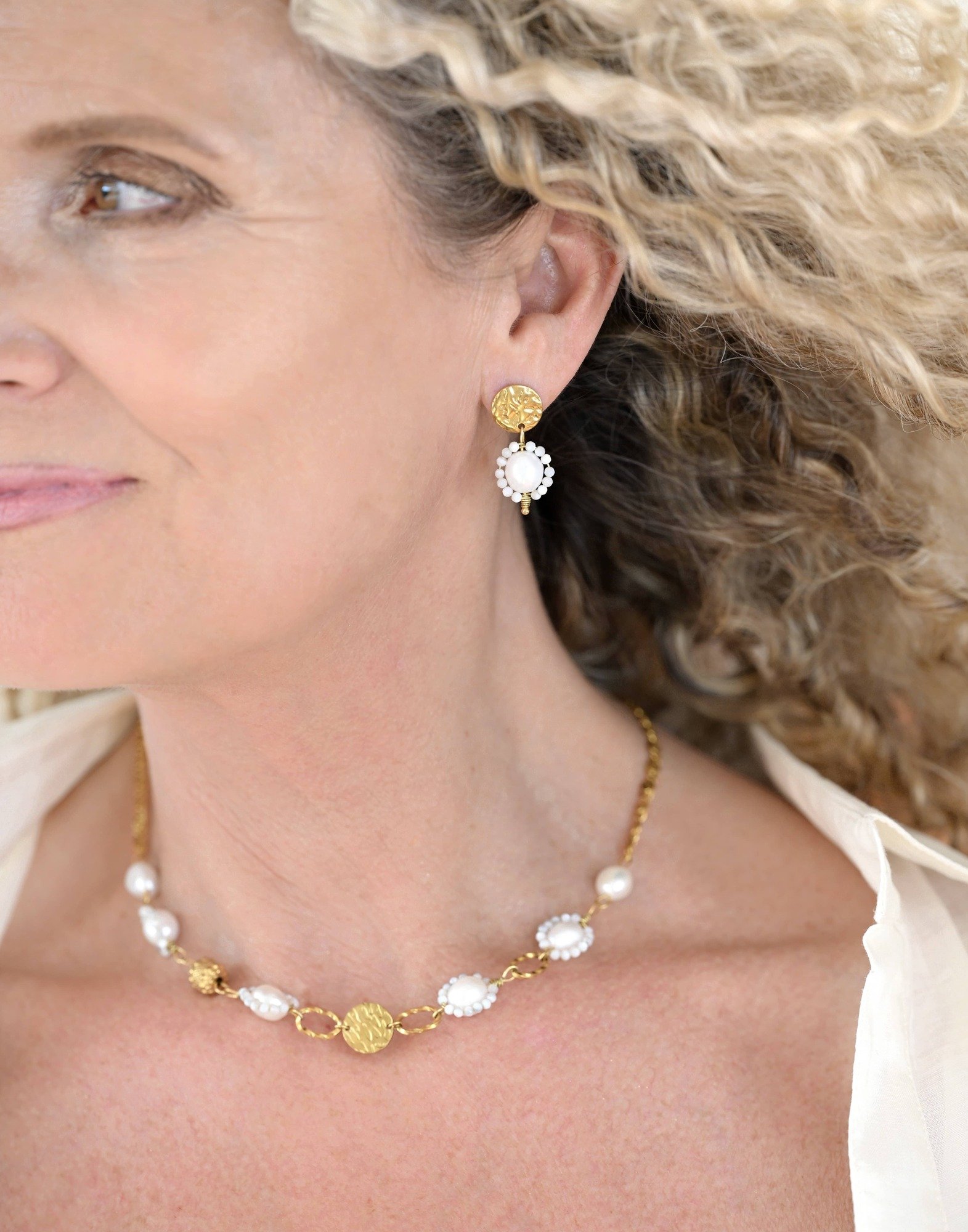 Collier à perles baroques et perles de nacre acier inoxydable doré maille escargot - GALATEA | Gloria Balensi Paris bijoux