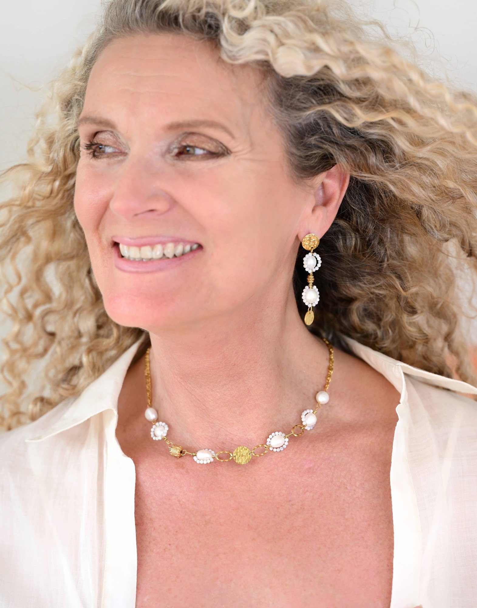 Collier à perles baroques et perles de nacre acier inoxydable doré maille escargot - GALATEA | Gloria Balensi Paris bijoux