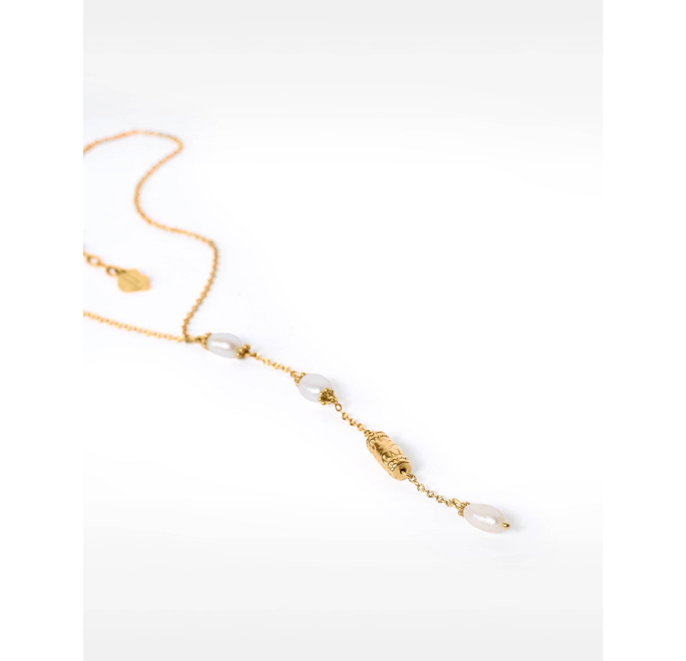 Collier cravate acier inoxydable doré perles baroques d'eau douce et perle antique - KAÏA | Gloria Balensi