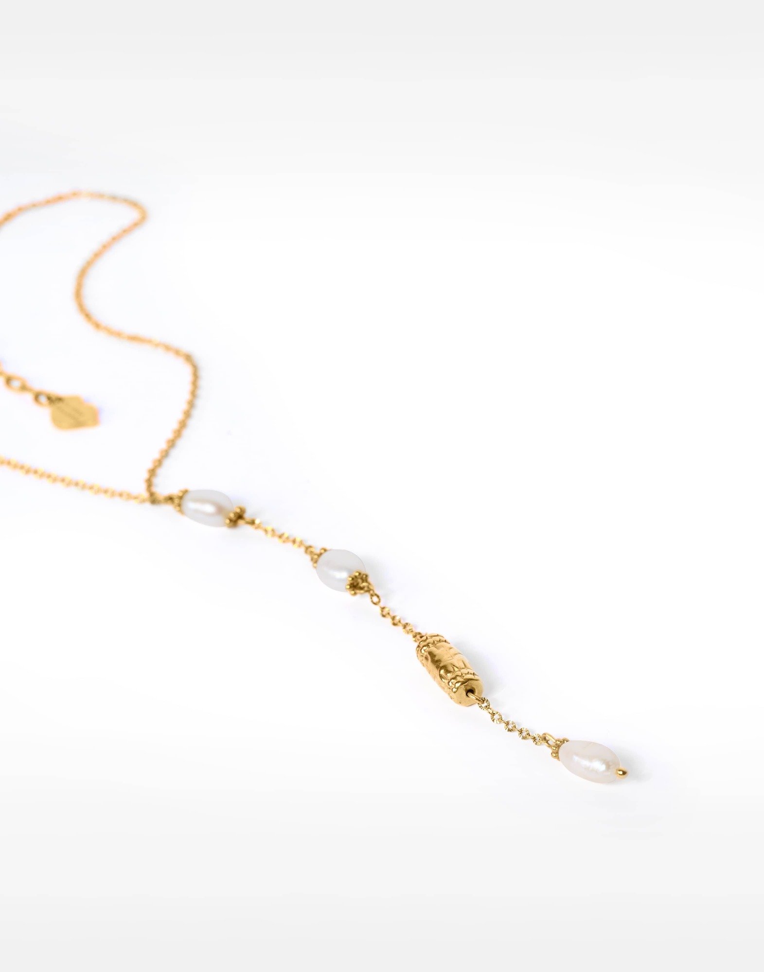 Collier cravate acier inoxydable doré perles baroques d'eau douce et perle antique - KAÏA | Gloria Balensi