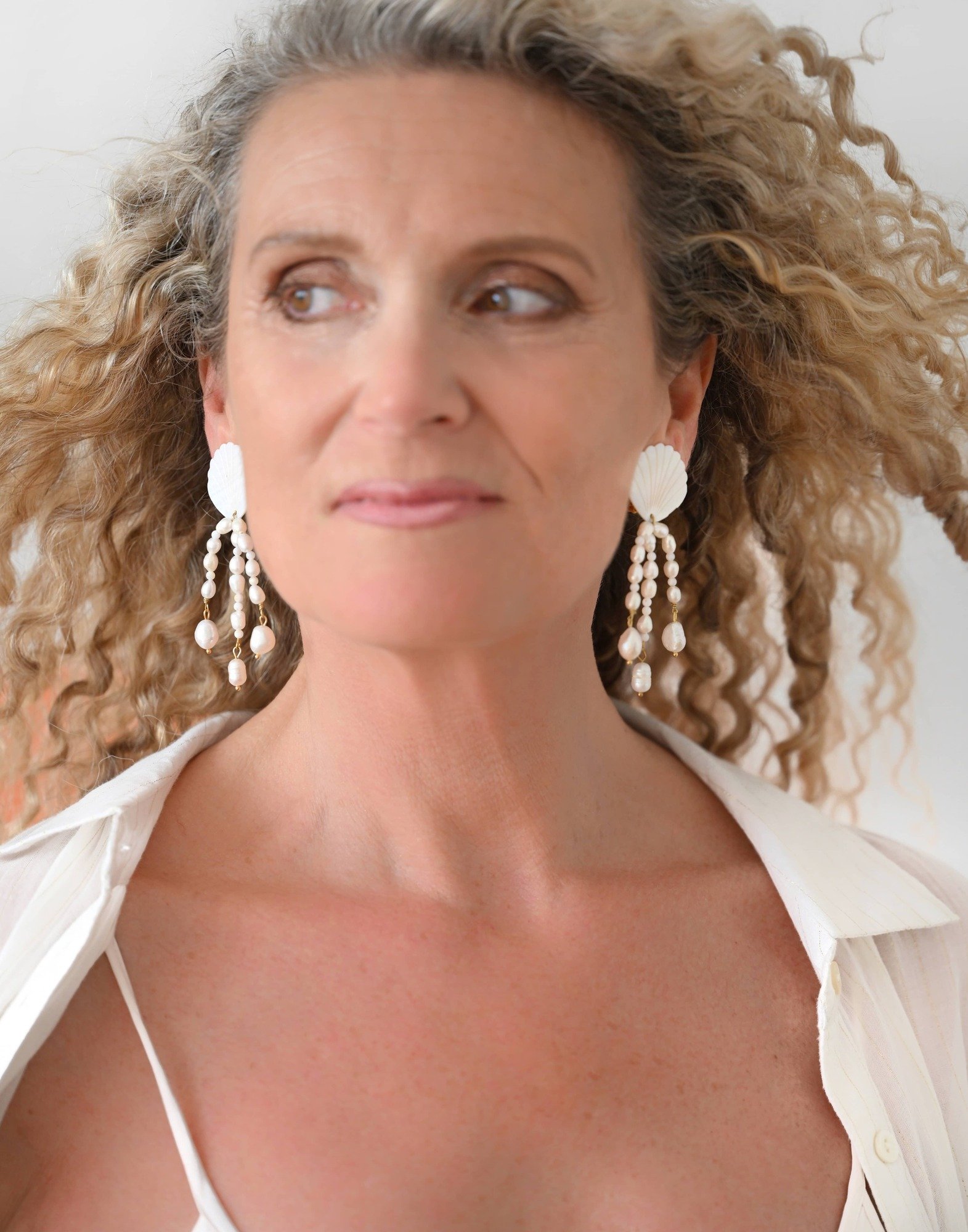 Boucles d'oreilles pendantes coquillages nacrés à triple cascade de perles blanches - VENUS| Gloria Balensi Paris