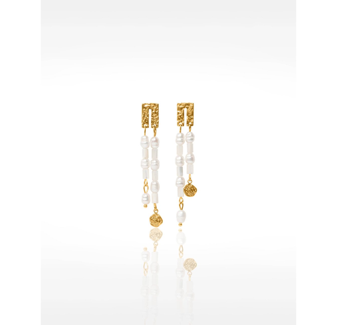 Boucles d'oreilles asymétriques en acier inoxydable doré, perles d'eau douce, nacre & pampille rose - AELIA