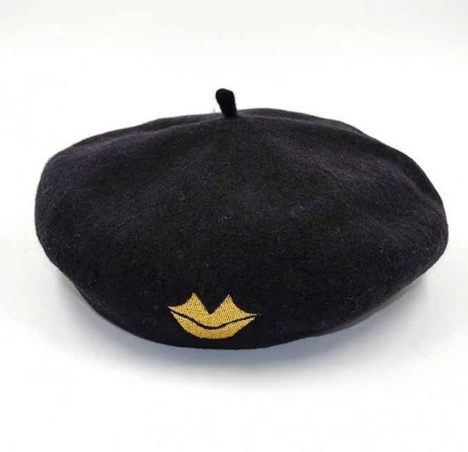 Black wool beret with gold mouth embroidery, overall view | Gloria Balensi