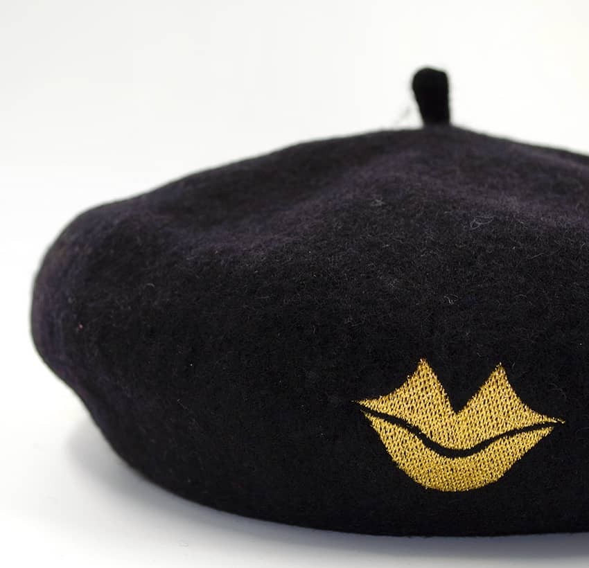 Black wool beret with gold mouth embroidery, zoom view | Gloria Balensi