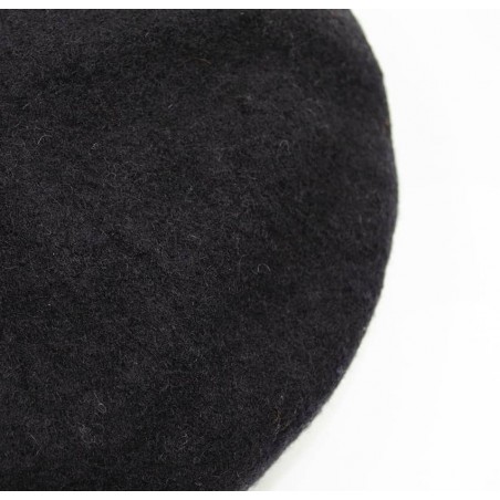 Black wool beret with gold mouth embroidery, top view | Gloria Balensi