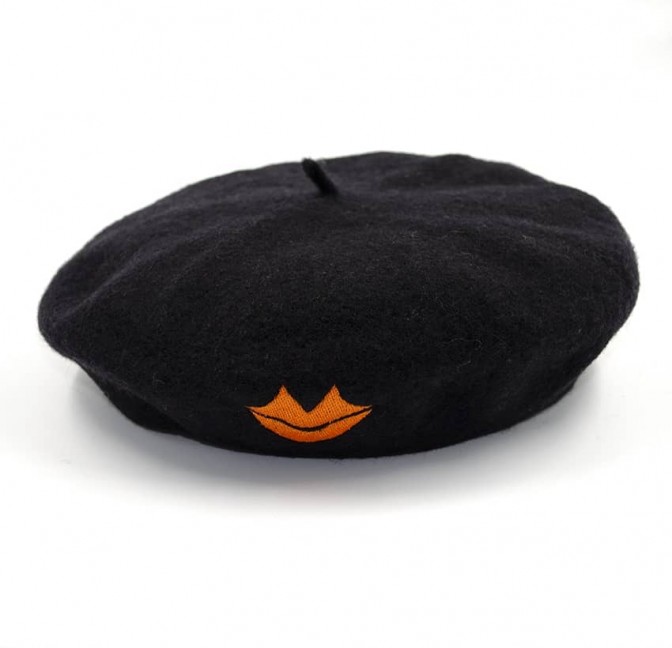 Black wool beret with orange mouth embroidery, overall view | Gloria Balensi