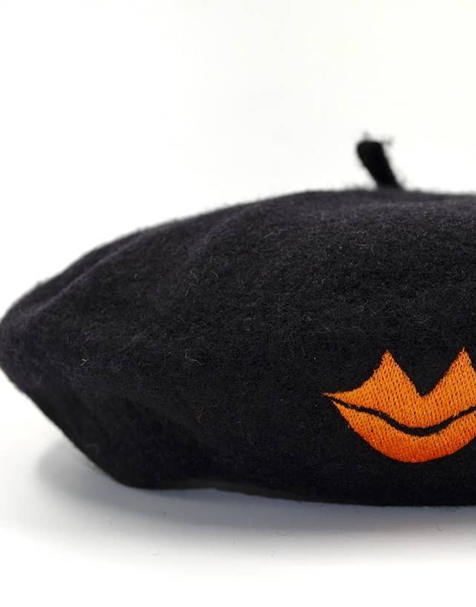 Black wool beret with orange mouth embroidery |Gloria Balensi Black wool beret with orange mouth embroidery |Gloria Balensi