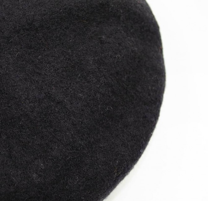 Black wool beret with orange mouth embroidery, top view | Gloria Balensi