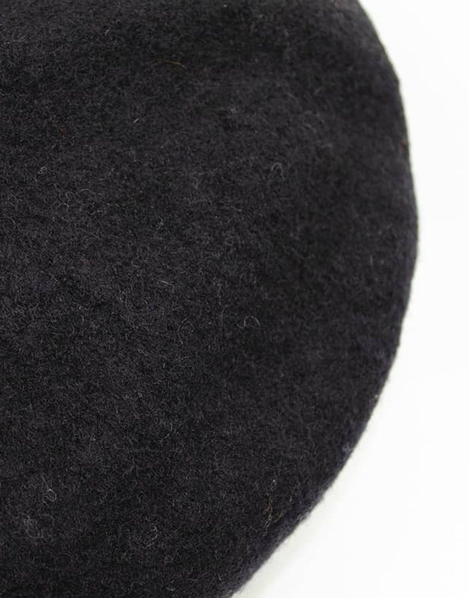 Black wool beret with orange mouth embroidery |Gloria Balensi Black wool beret with orange mouth embroidery |Gloria Balensi