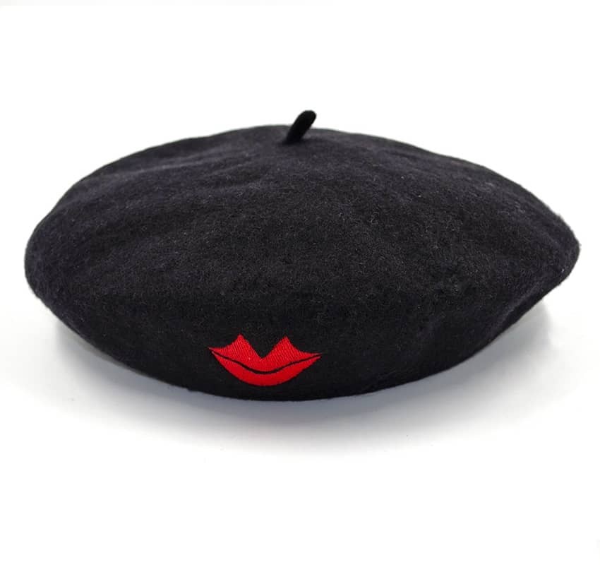 Black wool beret with red mouth embroidery, overall view | Gloria Balensi