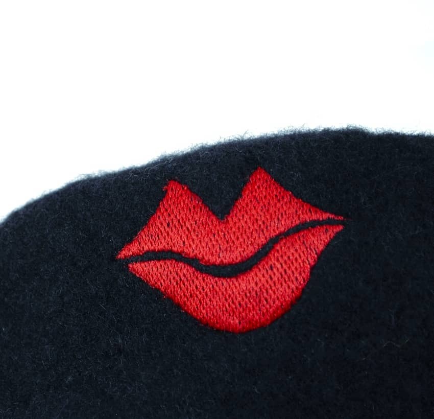 Black wool beret with red mouth embroidery, zoom view 2 | Gloria Balensi