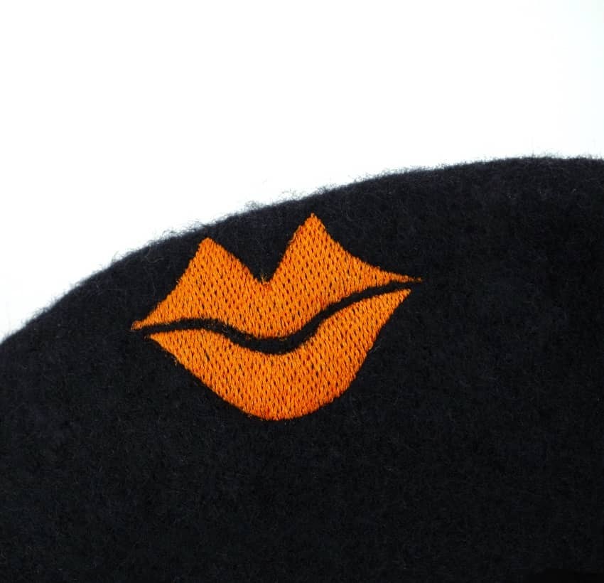 Black wool beret with orange mouth embroidery, zoom view 1 | Gloria Balensi