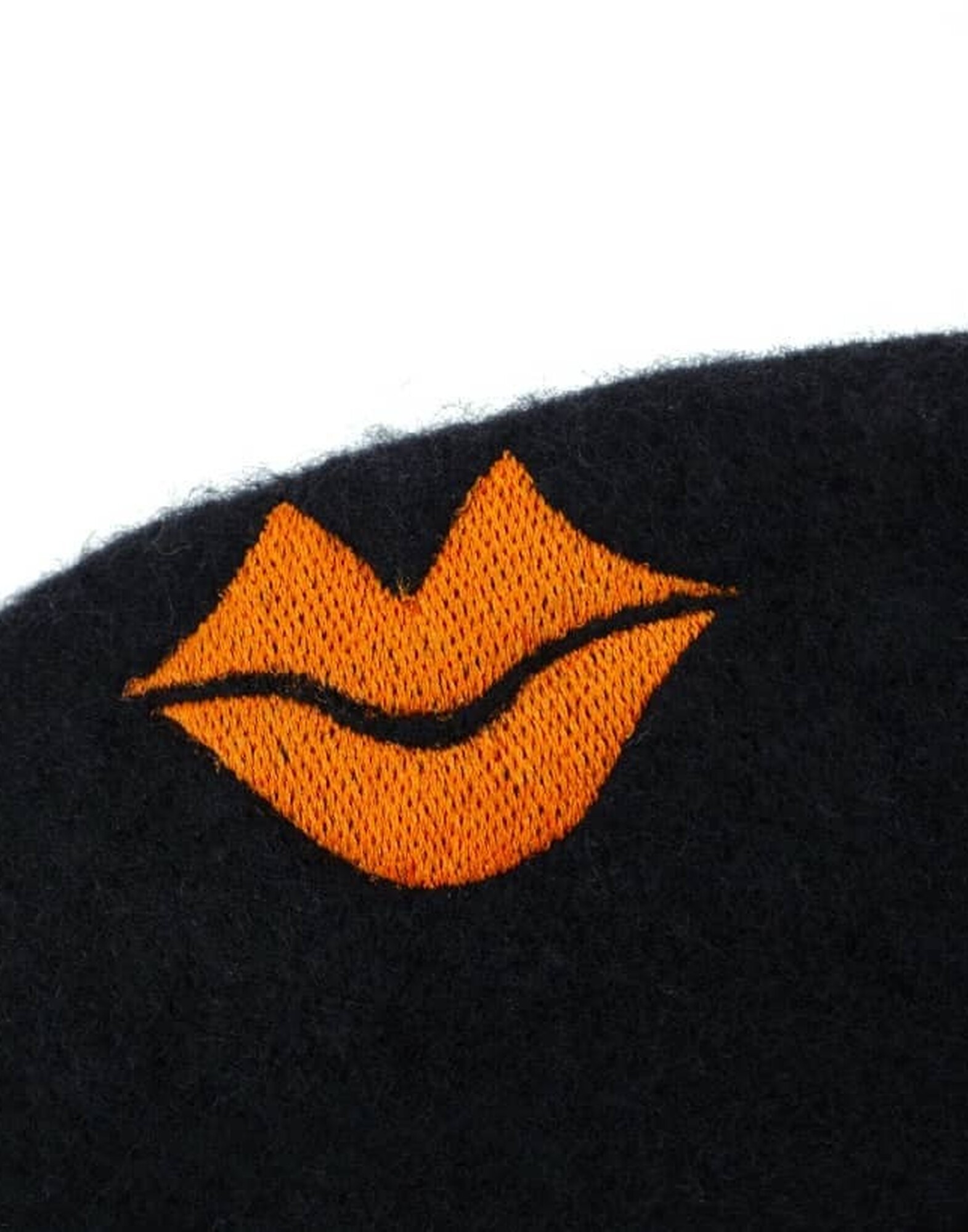 Béret noir en laine avec broderie logo bouche orange |Gloria Balensi