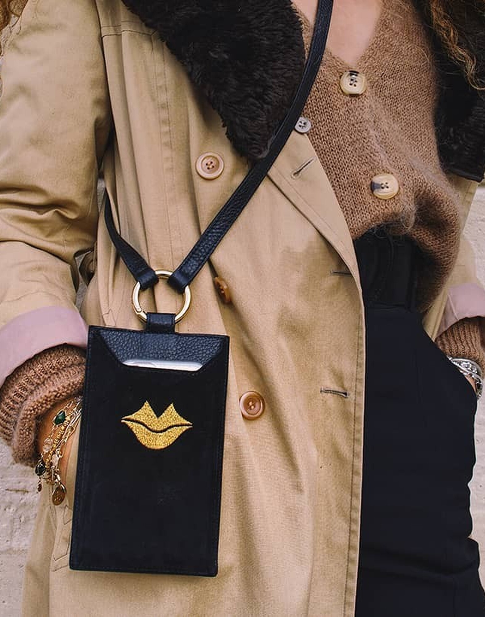 Pochette téléphone noir cuir, broderie bouche or TÉLI |Gloria Balensi