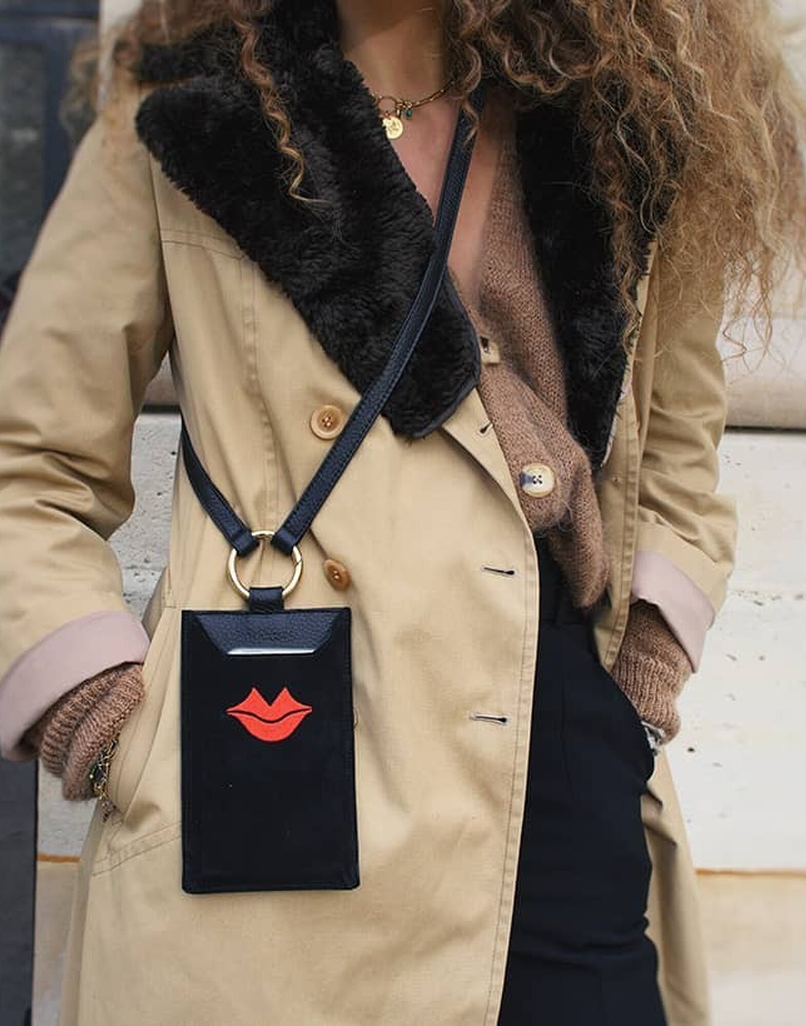 Pochette téléphone noir TÉLI, broderie bouche rouge |Gloria Balensi
